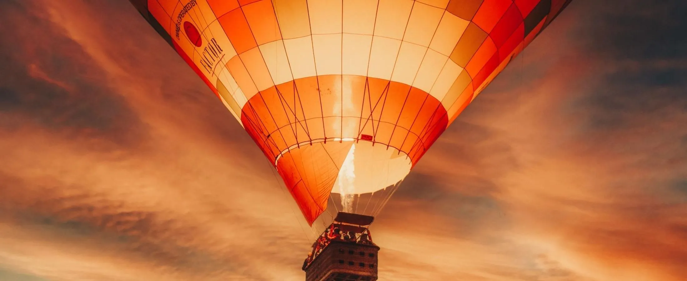 Hot-Air-Balloon-Tour-Over-the-Desert